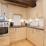 Nyaraló River View 2 Bed 2 Bath On The River With Free Parking *