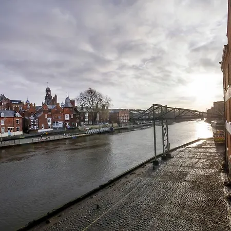 River View 2 Bed 2 Bath On The River With Free Parking *